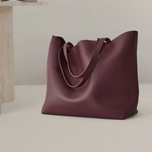 Cuyana classic leather zipper tote in Merlot